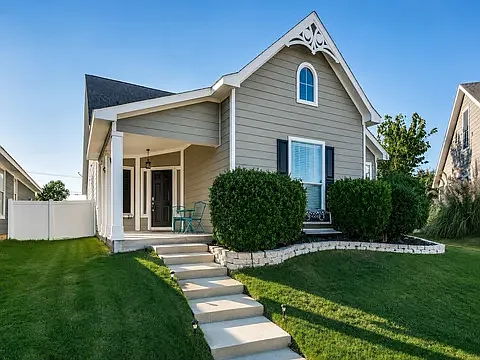 1429 Devonshire Dr — Photo 1