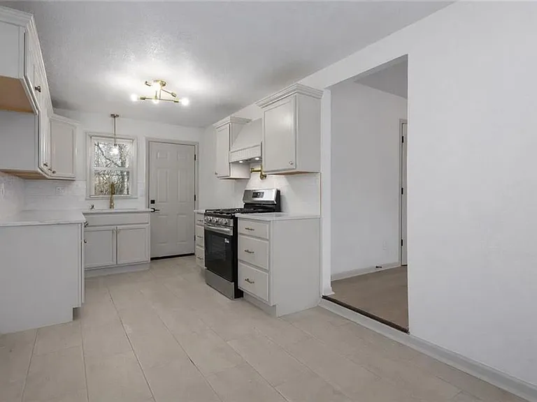 307 SE 7th St — Photo 3
