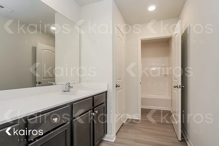 10730 Hillside Creek Dr — Photo 12