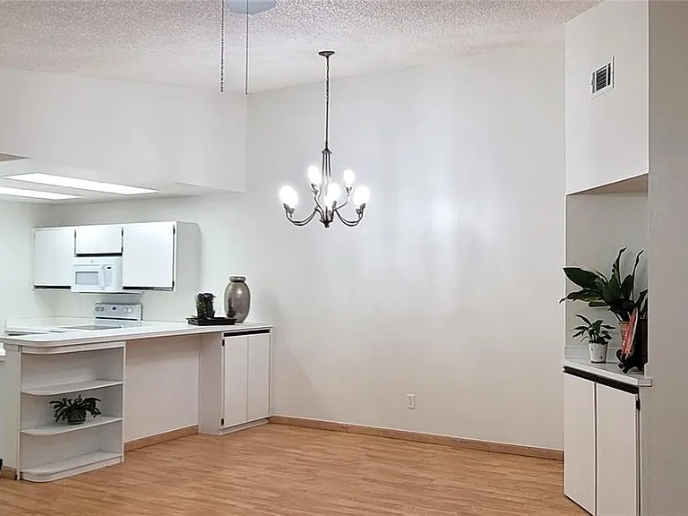 2320 Oak Park Way #204 — Photo 4