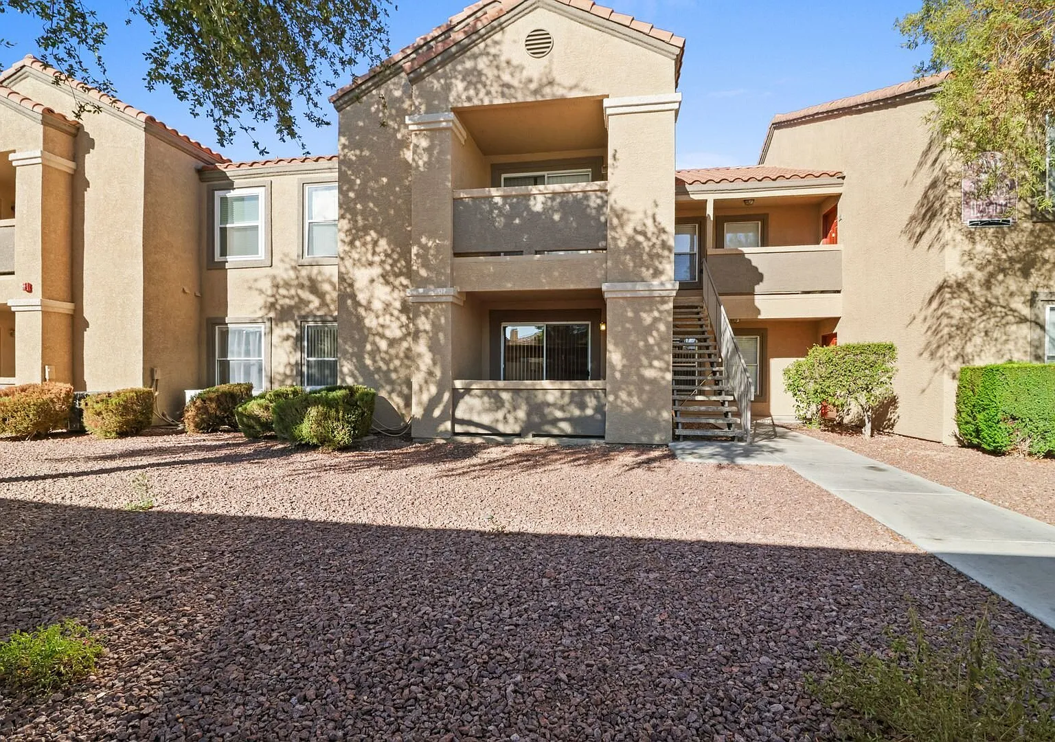 SE Gated!! 1 Bedroom 1st Floor!! One Car Garage Community Pool, Spa, Clubhouse All tile floors!! — Photo 2