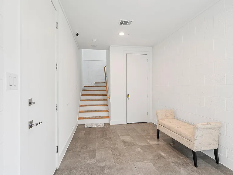 2239 N Macgregor Way — Photo 3