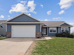 207 Cherry Park Dr NW, Cedar Rapids, IA 52405