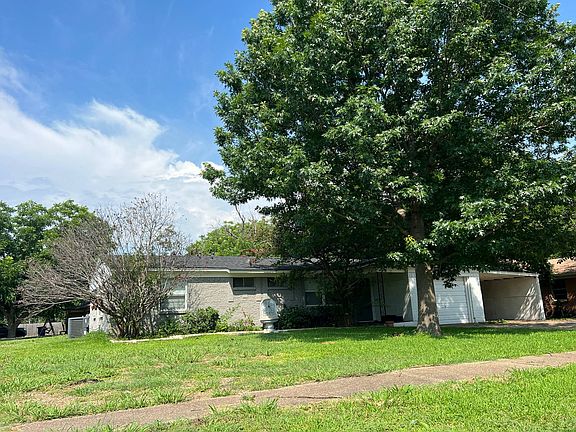 3rd image of 2601 Woodlawn Dr