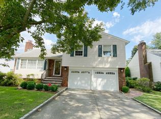 119 Lefferts Rd, Garden City, NY 11530