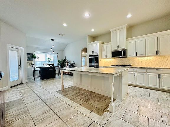 4th image of 4737 Christie Ave