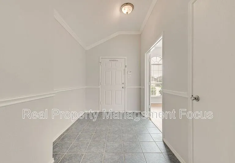1004 Trickham Dr — Photo 3