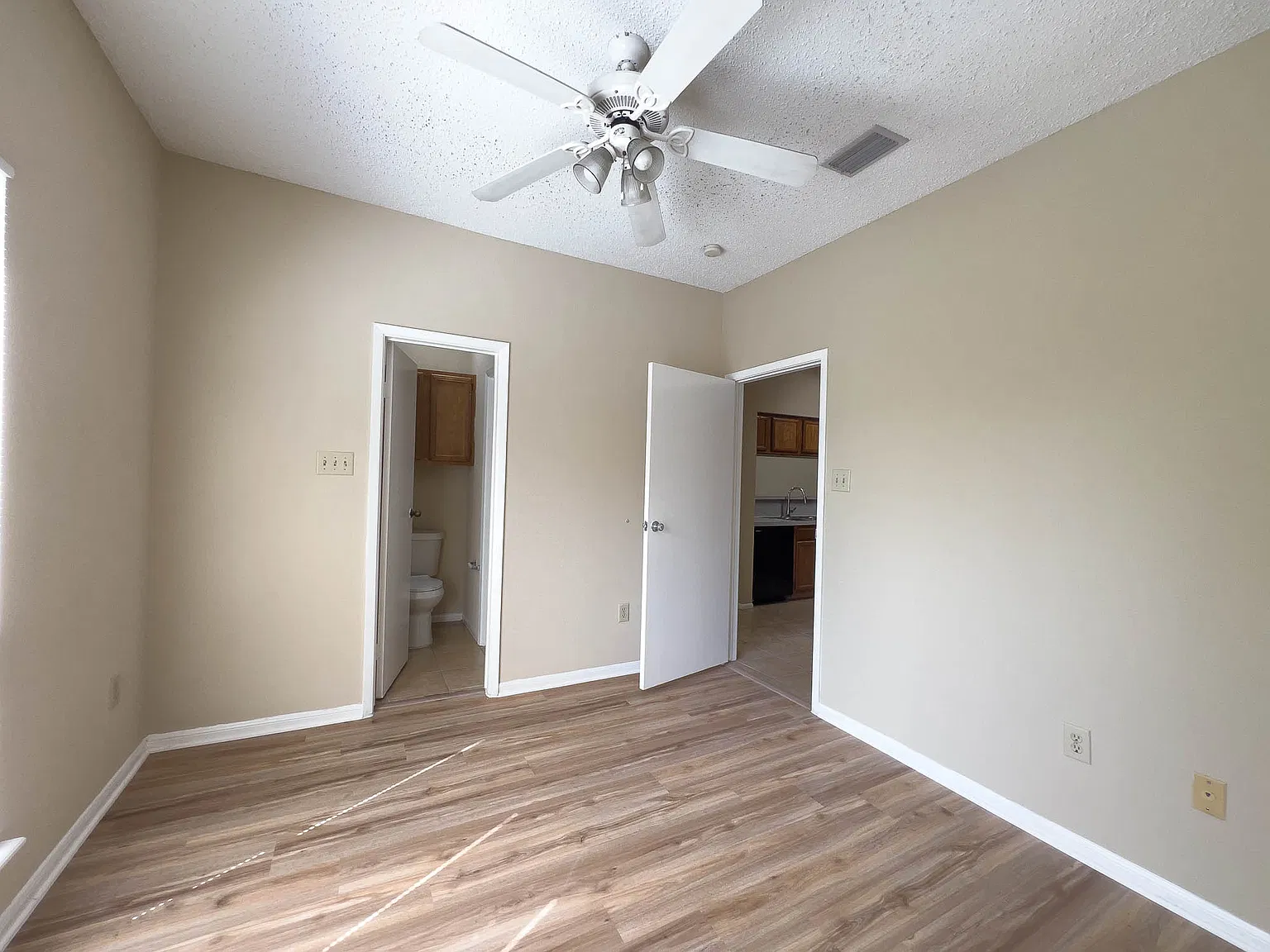 2 bed, 900 sqft, $2,095 — Photo 2