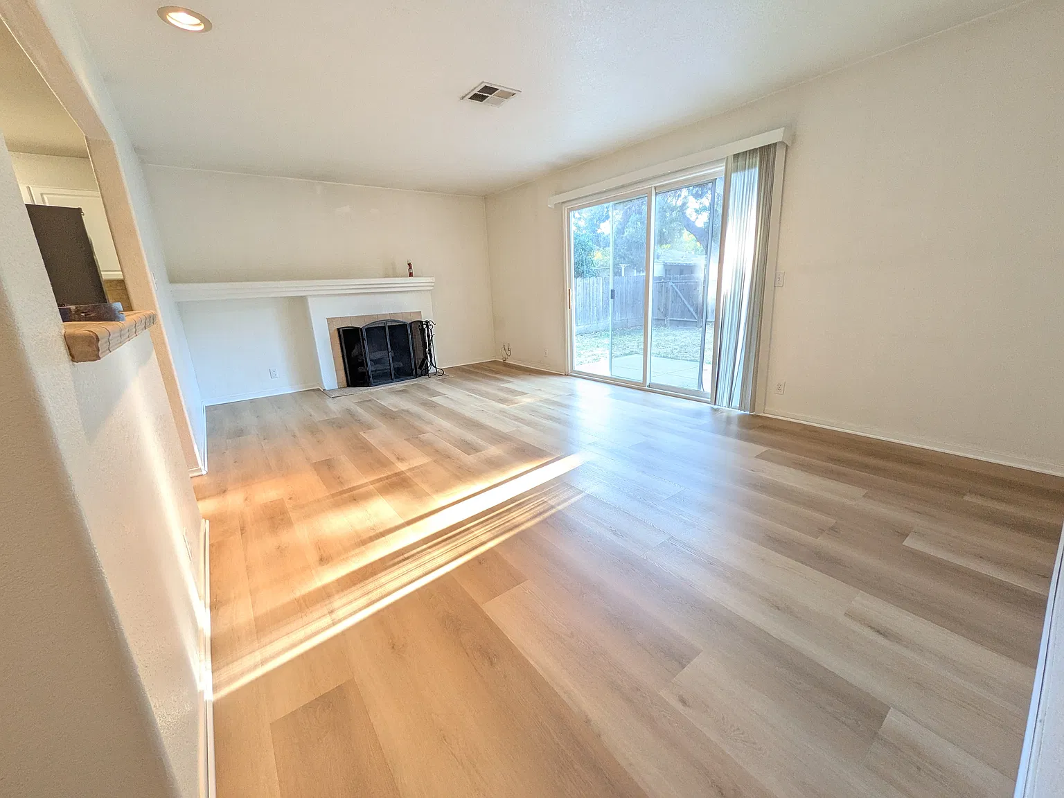 3 bed, 1098 sqft, $2,550 — Photo 3
