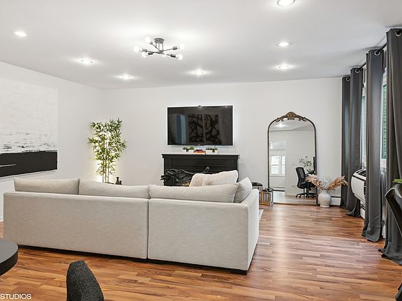 5th image of 1432 W Rosemont Ave APT 2N
