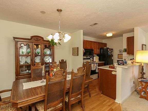 5th image of 4540 Village Ct APT 2