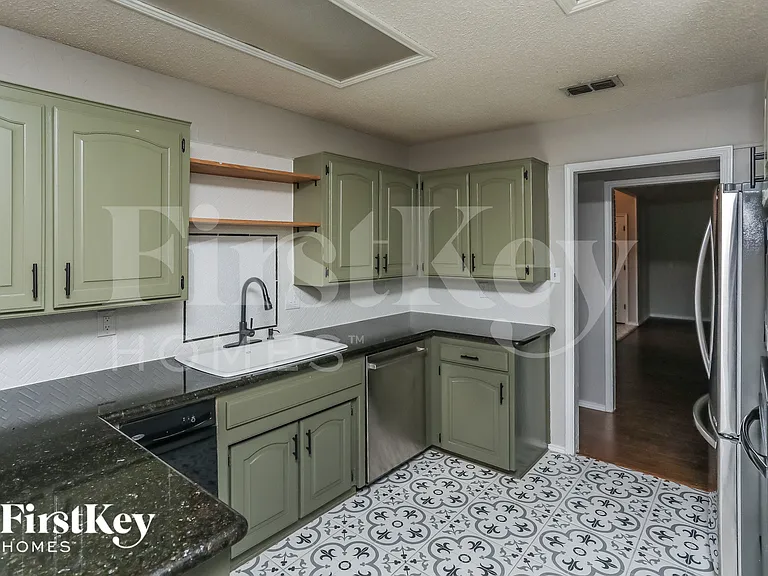 408 Flagstone Dr — Photo 5