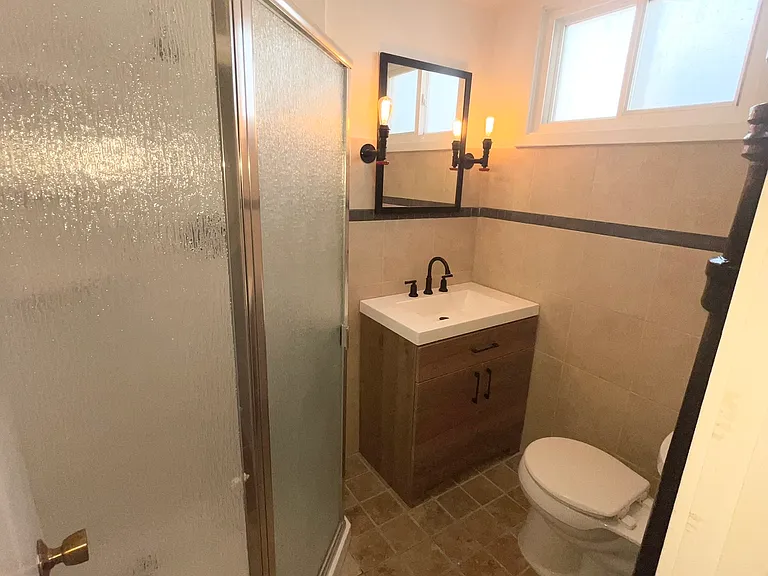 426 E Prospect Rd — Photo 12