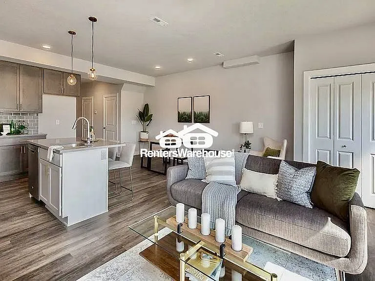 Three Bedroom Townhouse — Photo 3