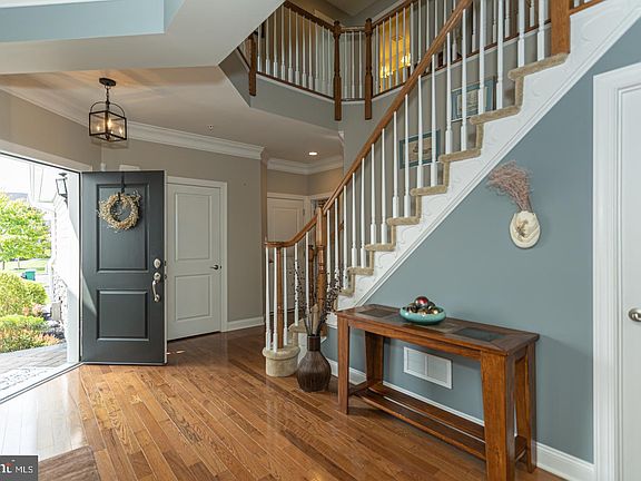 3rd image of 46 Hillyer Ln