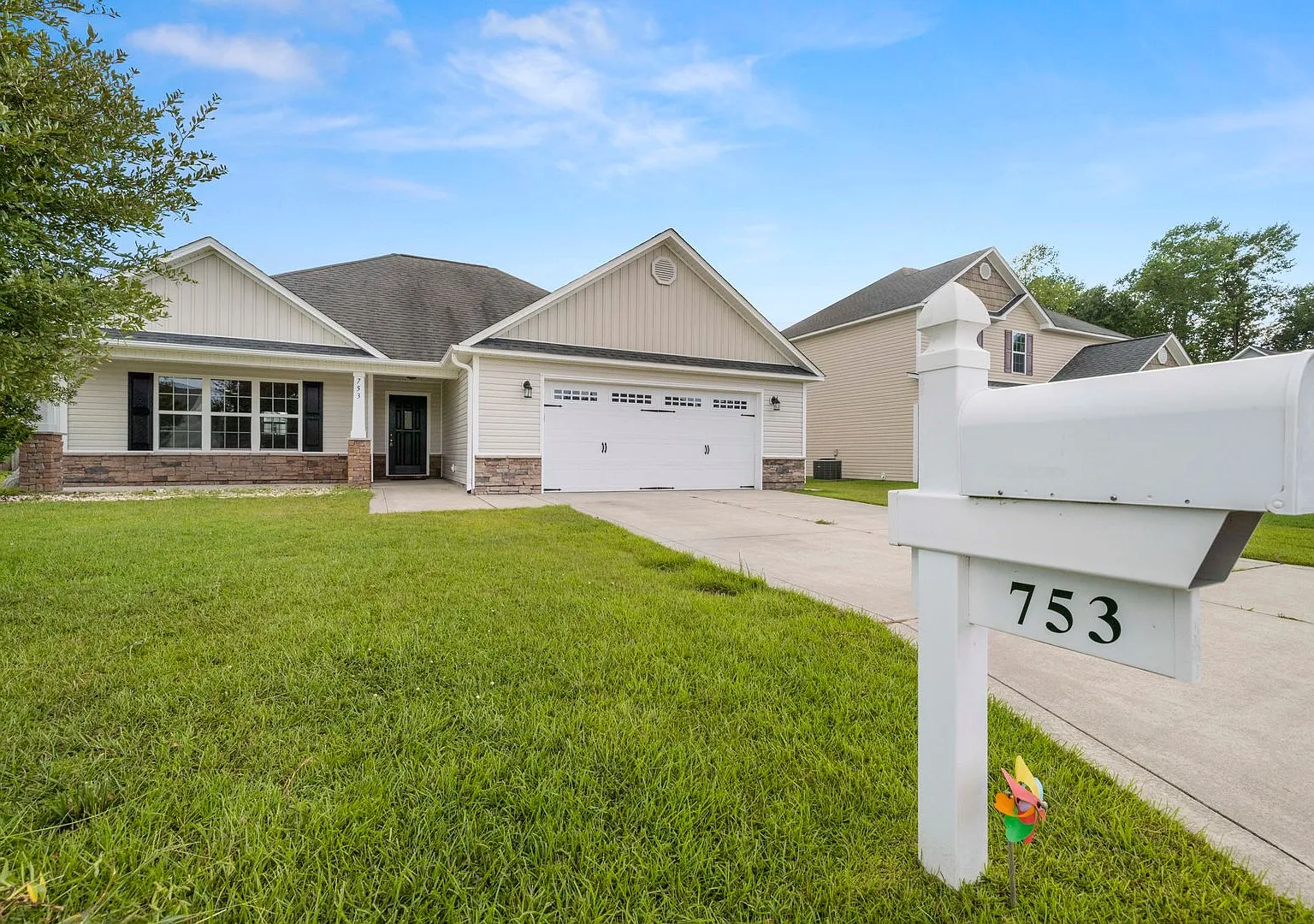 Charming 3-Bedroom Home in Carolina Plantations! — Photo 3