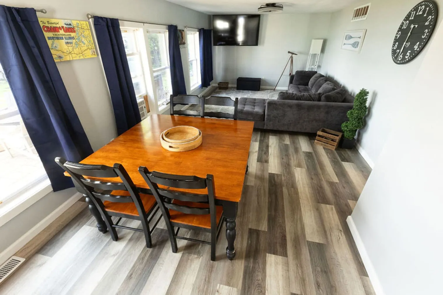 2 bed, 1.0 bath, 990 sqft, $6,096 — Photo 1