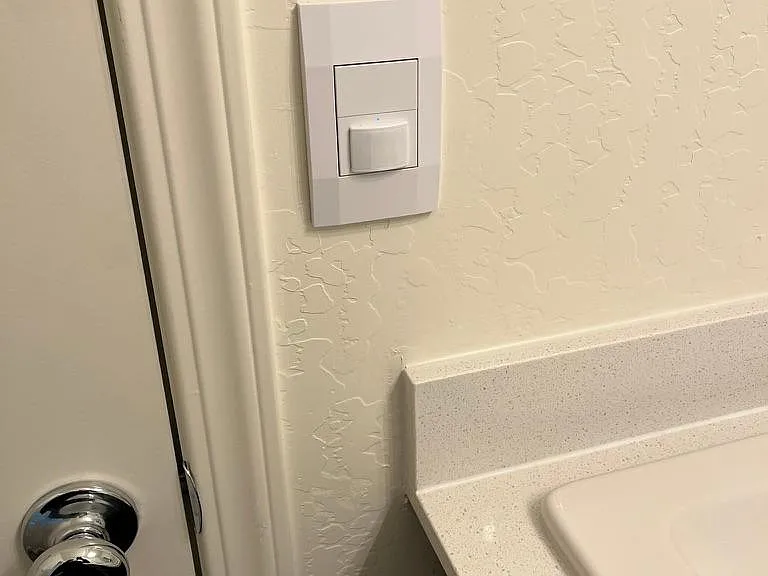 Automatic sensor lights in all bsthrooms