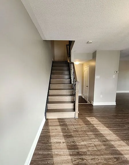 950 Burgess Gdns — Photo 17