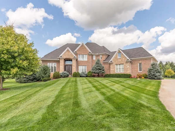 5625 Catherine Ct, Saline, MI 48176