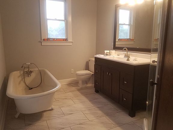 Main bath w/tile shower 