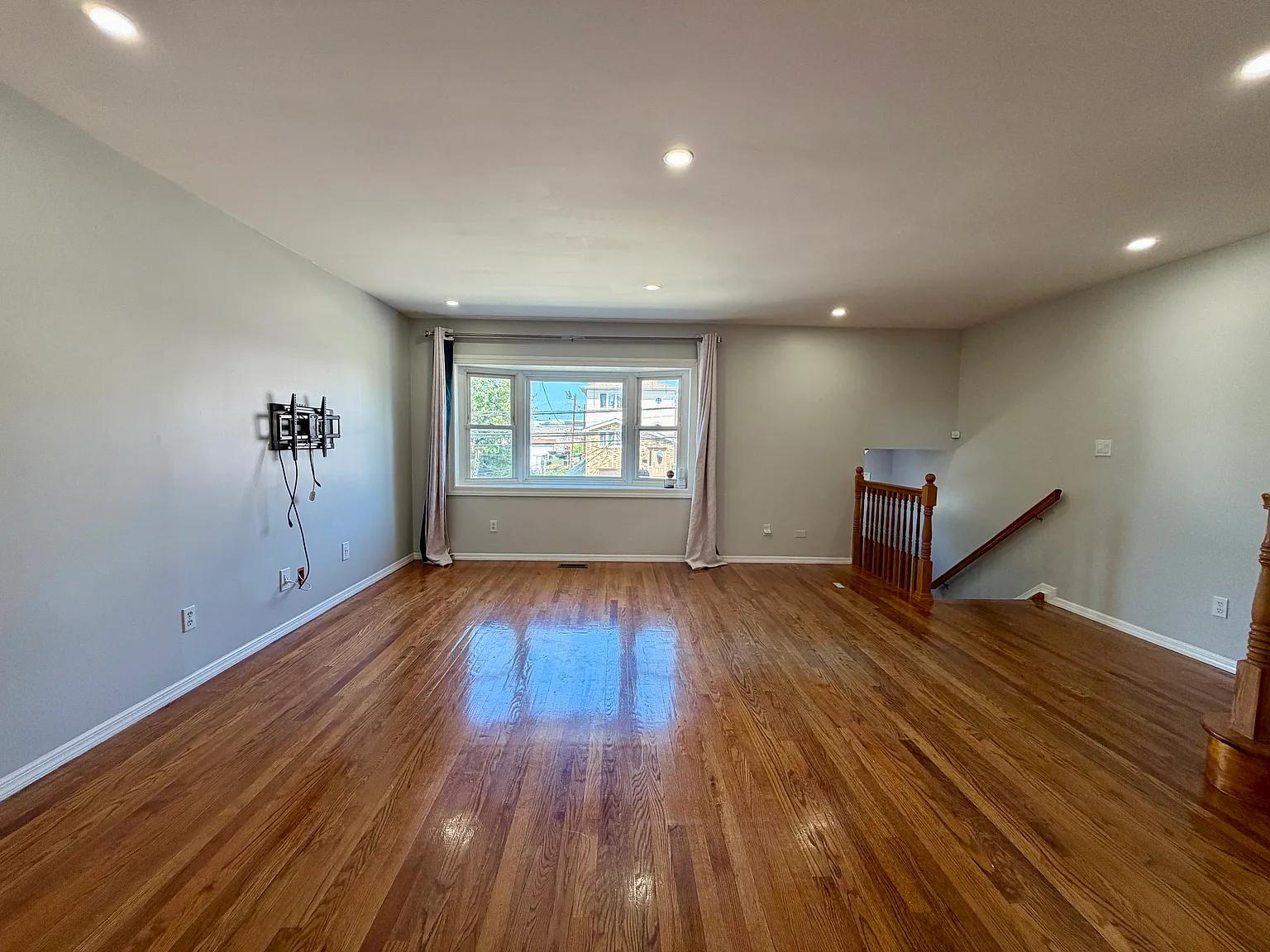 3 bed, 2.5 bath, 2500 sqft, $3,750 — Photo 4