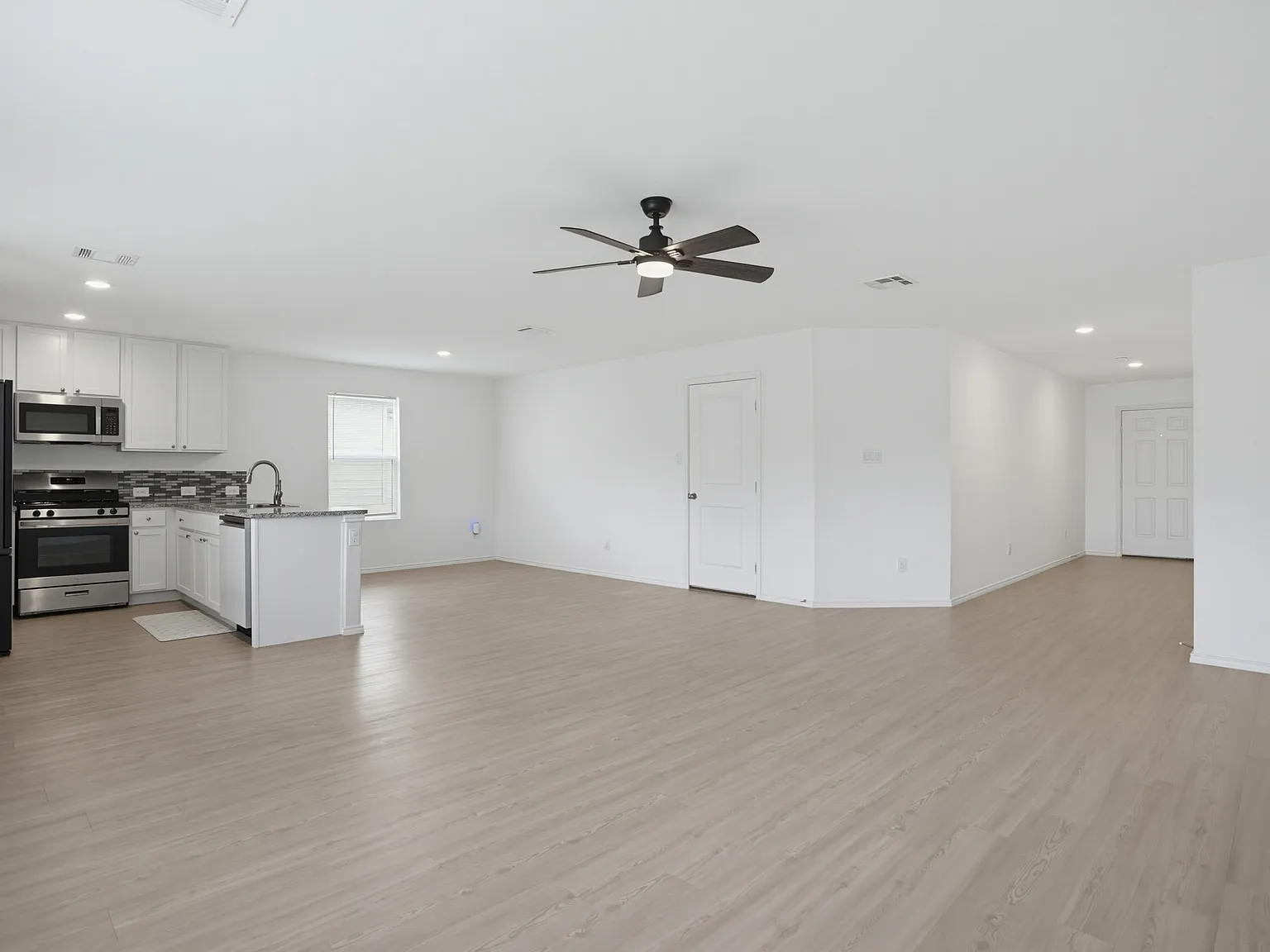 4 bed, 2.5 bath, 1950 sqft, $1,895 — Photo 4