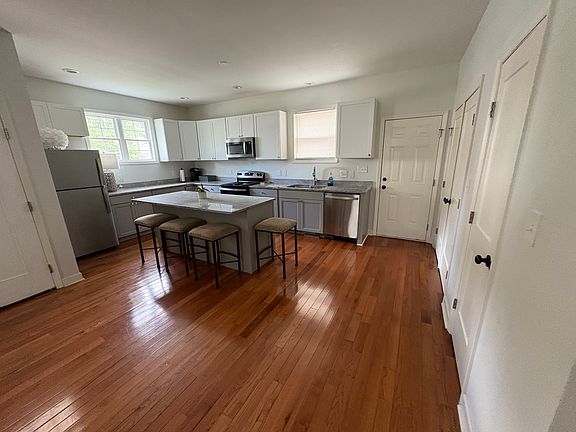 5th image of 129 Howeland Cir