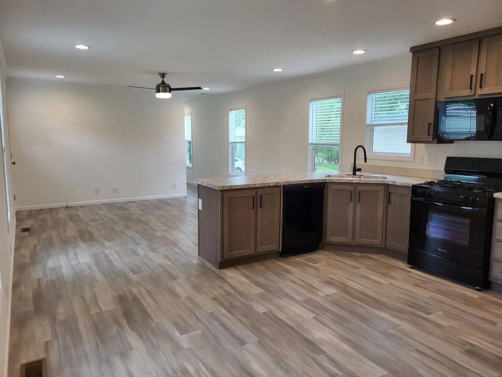 3 bed, 2.0 bath, 1141 sqft, $1,999 — Photo 4