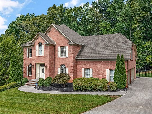 3rd image of 816 Foxfield Ln