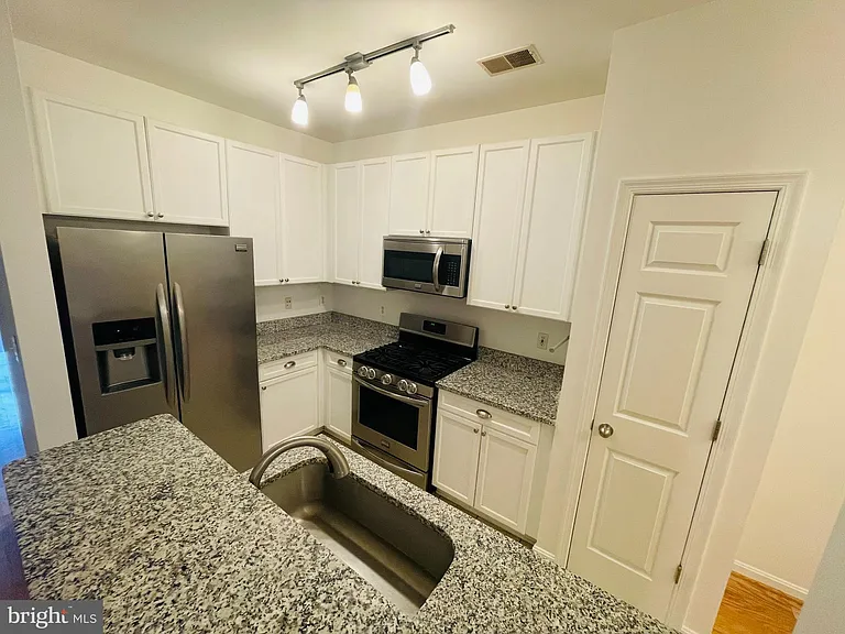 2665 Manhattan Pl #104 — Photo 8