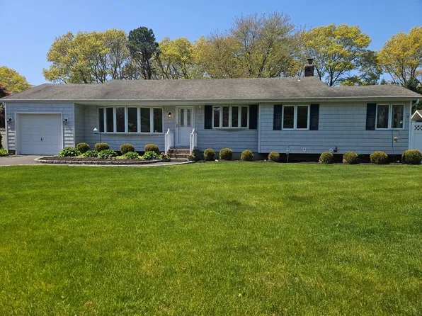 20 Gina Ave, Holbrook, NY 11741
