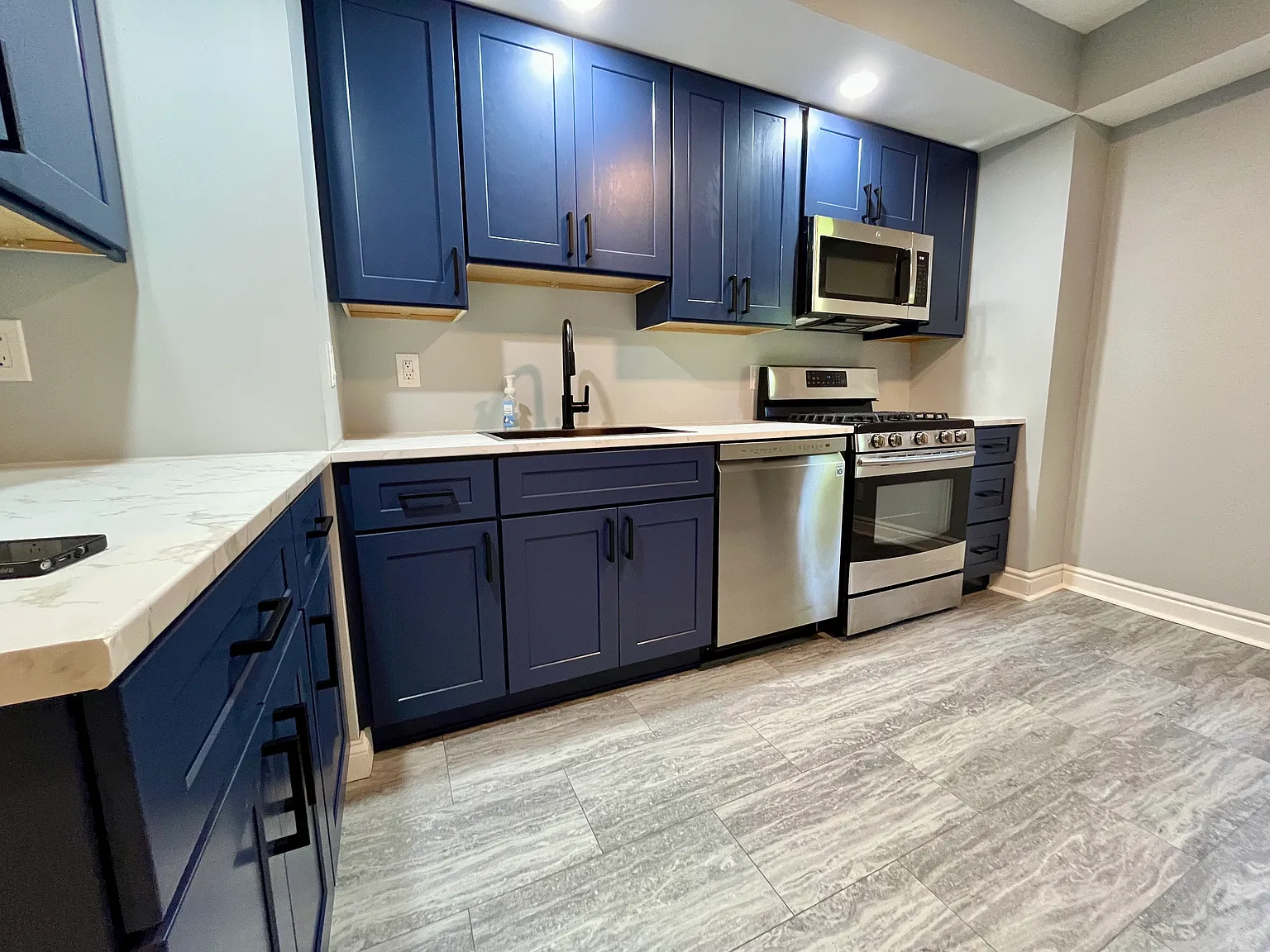 4 bed, 2.5 bath, $2,000 — Photo 2