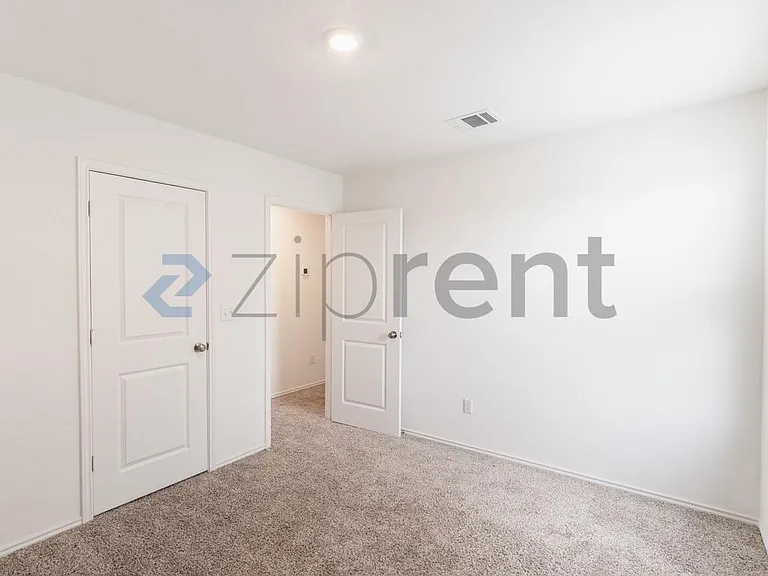 889 Powell St — Photo 13