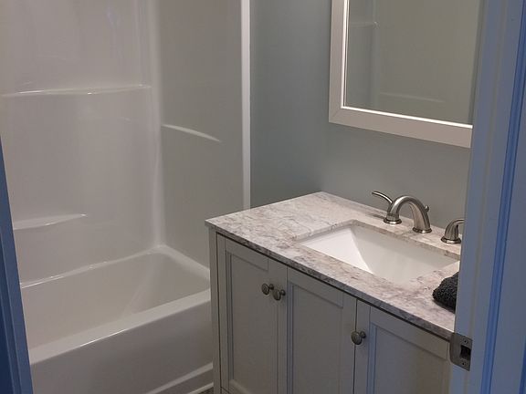 2nd image of 904 W Oak St