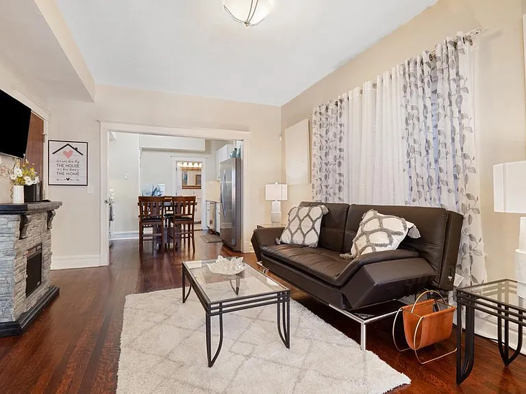 6136 Delmar Blvd — Photo 1