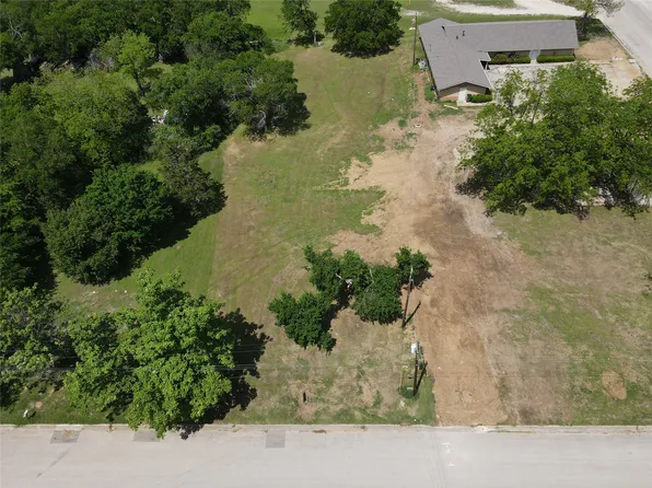 1617 Belcher St, Gainesville, TX 76240