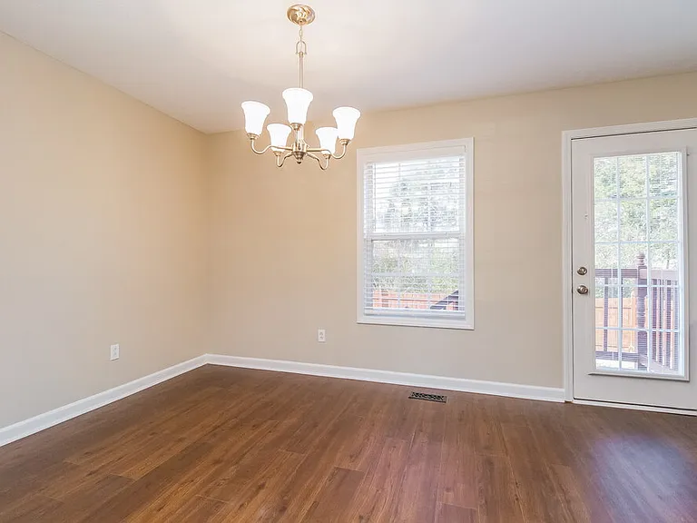 304 Acorn Ct — Photo 4