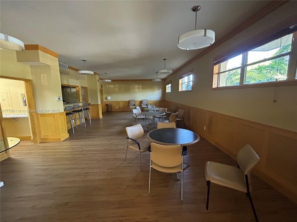 800 NE 195th St APT 409, Miami, FL 33179