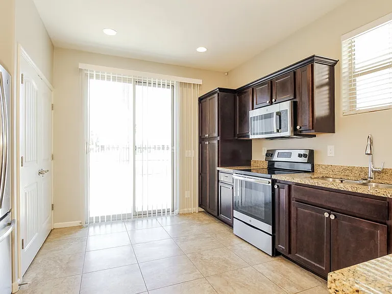 10320 W Devonshire Ave — Photo 6