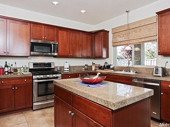 Granite counters, stainless steel appliances