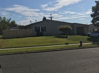 26 Lilac Ln, Levittown, PA 19054