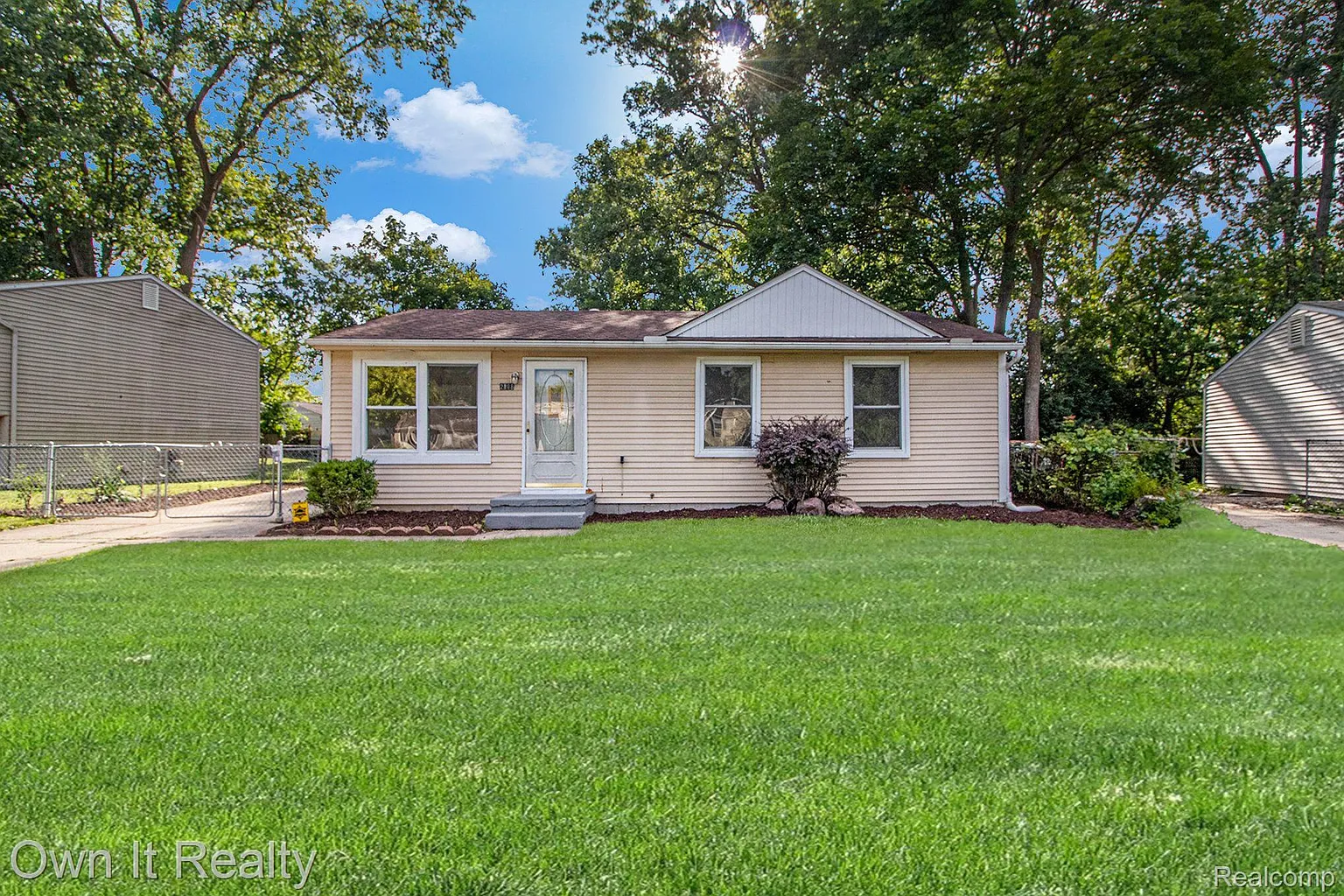 2188 Hemlock Dr photo 1