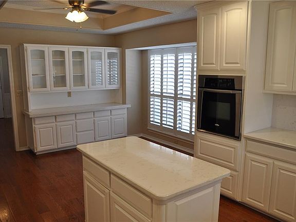 3rd image of 1010 Shady Oak Trl