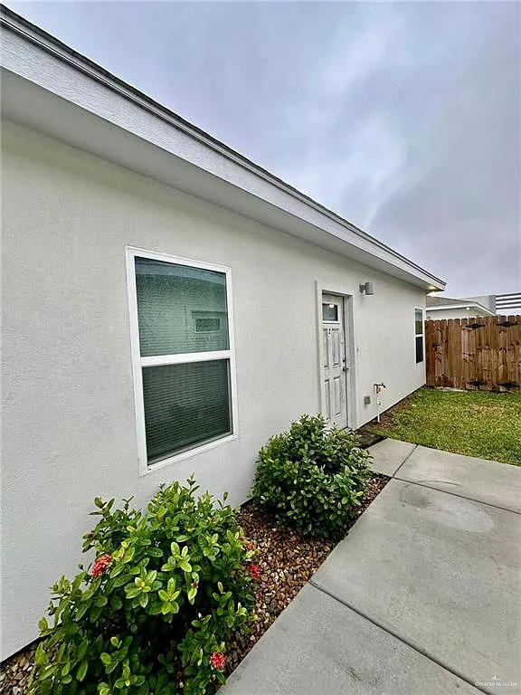 2 bed, 2.0 bath, 3944 sqft, $1,100 — Photo 3