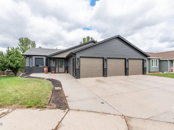 910 20th St SE, Mandan, ND 58554