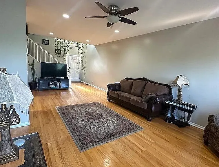 318 Abington Woods Dr — Photo 2