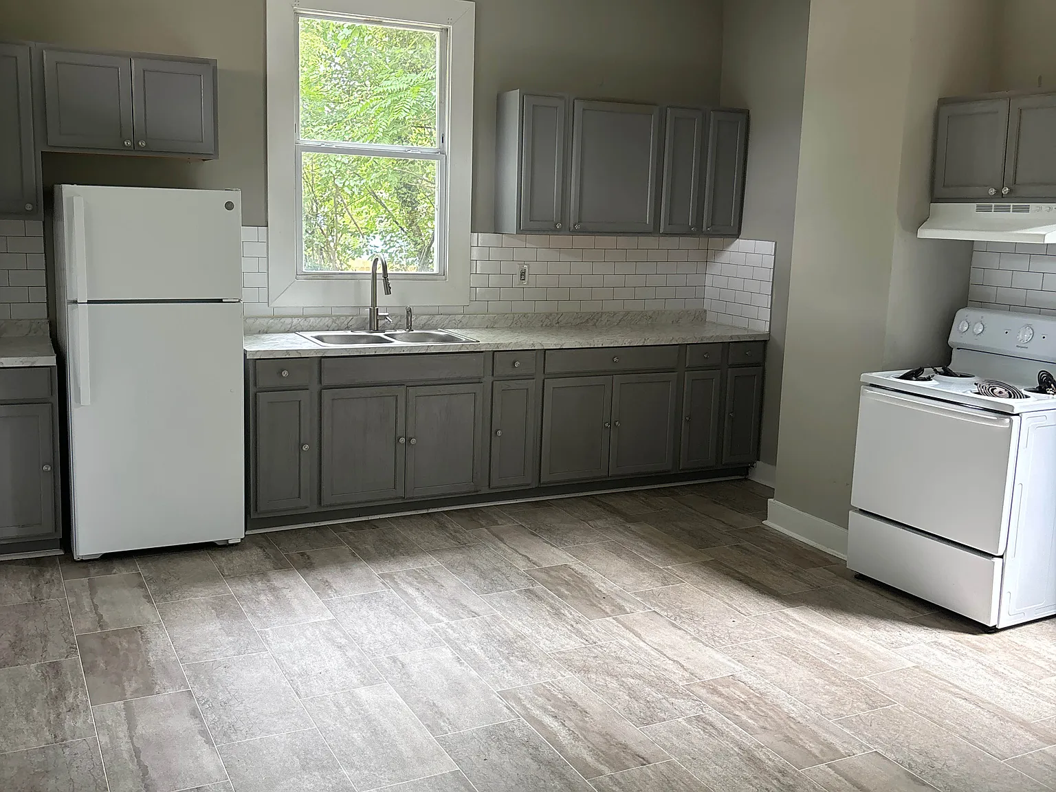 4 bed, 2246 sqft, $2,364 — Photo 3