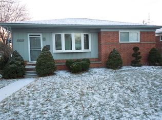 27101 Princeton St, Saint Clair Shores, MI 48081