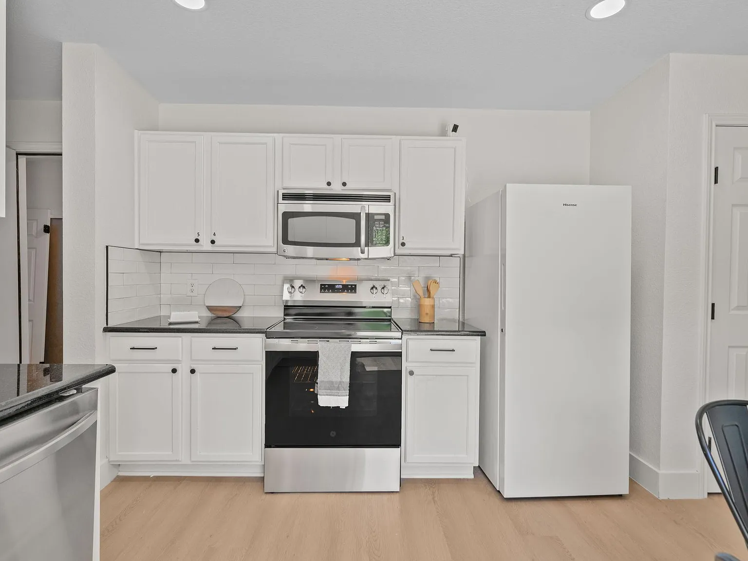 4 bed, 3.0 bath, 2450 sqft, $685 — Photo 3